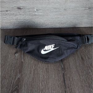 Nike Heritage Waistpack Bag in Black & White